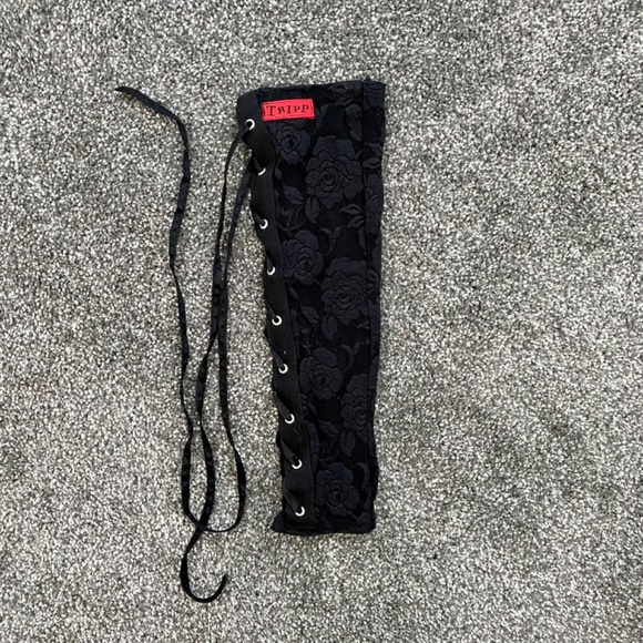 Tripp nyc rose lace single glove - Picture 3 of 3